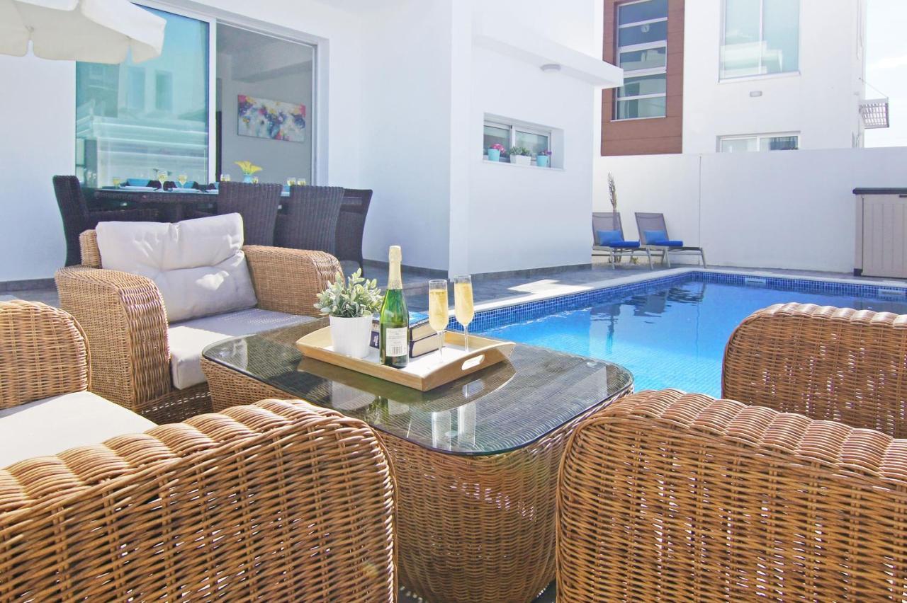 Villa Caren Paralimni Exterior photo